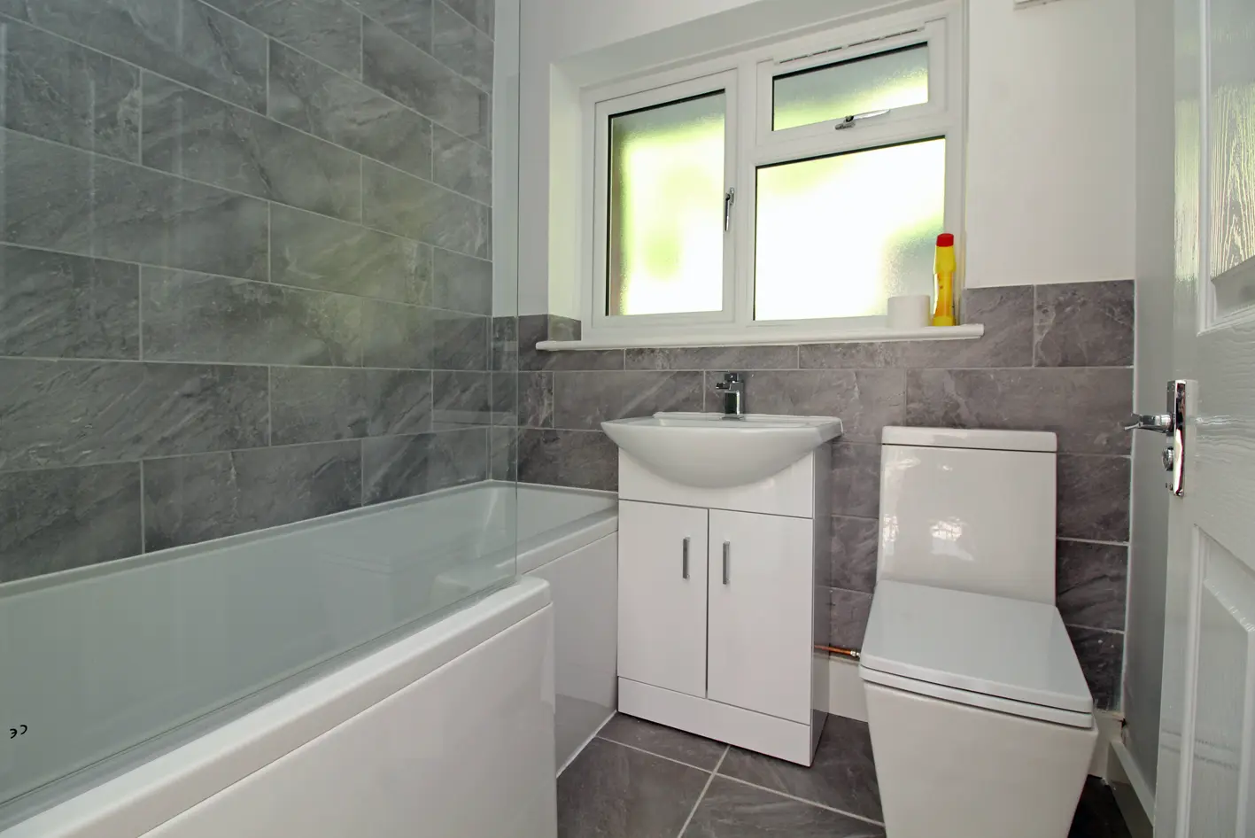 Photo of the bright bathroom/toilet of the Lower Barn Flat